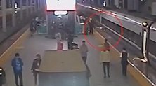 3岁男童发车前跌落站台缝隙 乘警纵身一跃托出孩子