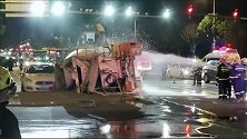 惊险！哈尔滨一水泥罐车侧翻砸中2小车，车内人员被顺利救出