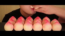 小哥吃的不是粉嫩嫩的水蜜桃，而是桃子造型的巧克力哟