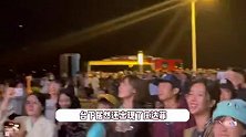 窦靖童音乐节新造型惊艳，妆容风格似年轻版王菲，姚晨庄达菲台下嗨翻