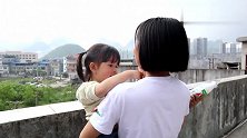 年轻妈妈带两个宝宝，萌娃同时要妈妈抱，真的太辛苦了