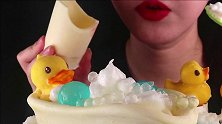 今天是小黄鸭泡泡浴系列甜点呀，造型精致，咀嚼音听起来也非常棒