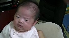 小宝宝要睡觉，妈妈却一直狂笑不止，都给小娃气出愤怒表情包了