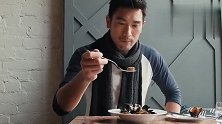 高以翔国外吃美食，镜头前还不忘耍帅，不料下一秒就尴尬！