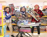 短剧；妈妈带着黑妞和小花买玩具，俩人挑了一车的吃鸡玩具，真逗