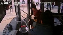 安徽男子公交车拍女性裙底被抓现行 司机乘客联手将其控制