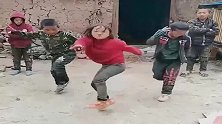 乡下农村，这小姑娘前途无量啊，这是打人还是跳舞啊