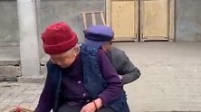 这老两口真是太幸福了，眼前的一幕，看完忍住不许笑