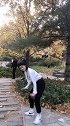 张雪迎螃蟹舞 网友在公园偶遇张雪迎，路人镜头下皮肤状态好好，而且张雪迎还在公园跳起了螃蟹舞