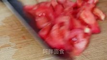 面粉里加把韭菜，做的韭菜鱼鱼，能炒能凉拌，从小到大吃不腻