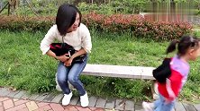 年轻妈妈带娃去公园玩，宝宝跑的太快，快把妈妈累坏了