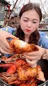 小姐姐爆辣鱿鱼一口闷，这吃相太有食欲了，看得我真是口水直流啊