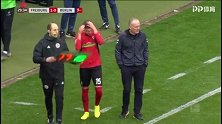 第30分钟弗赖堡球员施滕泽尔换上