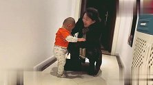 爷爷奶奶来看孙子，天黑要回家了，孙子再三不舍的跟爷爷奶奶拜拜