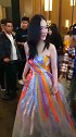 被杜江宠成公主的霍思燕，穿彩虹裙出席活动
