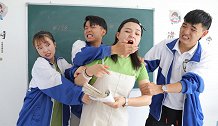 学生个个都拥有超能力，却不能改变老师拖堂，习惯太可怕了！