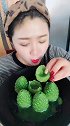 绿色的空心冰松塔，小姐姐嘎嘣嘎嘣嚼的真带劲，看得我都想吃一口