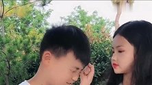 龙凤胎哥哥在妹妹手机看到帅哥哥的照片的反应，没想到被妹妹揍了