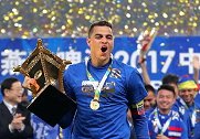 2017赛季中国足坛捧杯瞬间：恒大中超7连冠 申花时隔19年再夺足协杯