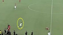 中甲外援率先发现对手胡靖倒地，第一时间大叫让其救治
