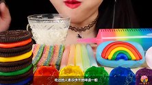 不会染色的糖果，被美食主播狂喝不止，没想到会一口咬裂