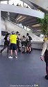 美洲杯决赛场地外安保人员狂追冲场球迷 已逮捕多人