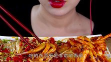 韩国网红微笑姐，“梳子”和“饮料瓶”都能吃太厉害了！