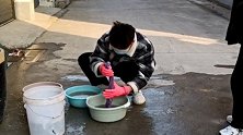 河南新乡：哥哥嘱咐男孩帮妈妈做家务 弟弟“影分身”带来一堆人