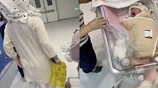 吉林：厉害了！撸铁女孩顺产后自己推着孩子走出产房