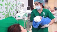 刚出生10分钟的新生儿，不哭不闹的小模样，真把人萌化了