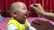 笑一个就给苹果吃，宝宝立马配合妈妈笑，宝宝我太难了！