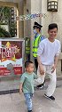 两岁的侄儿说他想送叔叔一个特别的儿童节礼物，于是出现这一幕