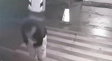 广东东莞：男子停车场盗窃得手，现场签下大名还为自己点赞