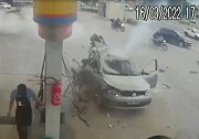 巴西一辆汽车在加气站加气时天然气罐突然爆炸 幸运无人受伤
