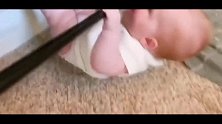 爱健身的小宝宝，这么小一口气做了10个俯卧撑，自愧不如！