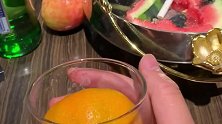 听说城里人喝酒都在杯子里放水果，我们农村人今天也试一下！
