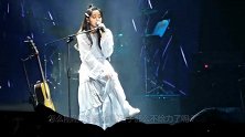 欧阳娜娜舞台表演，肩带却意外滑落，现在“炫身材”的花样真多