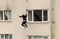 英国一名男子用一根绳子从四楼窗口跳下来 逃避警察逮捕