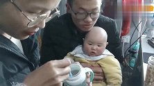 5个多月宝宝第一次吃小馒头，爸爸一次喂一粒，小家伙刚到嘴就吐