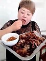 东北农村胖姐狂吃羊腿肉蘸辣椒孜然，厉害了我的姐