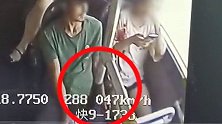 广西一男子公交车上伸"咸猪手" 被发现后还掏出了刀