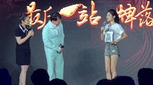 龙牌之谜发布会现场，成龙现场接受粉丝龙牌传递