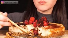 美女试吃纯素覆盆子纽约芝士蛋糕淋巧克力酱汁