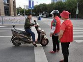 电动车又一新规定出台，过斑马线要下来推着走，车主：走路算了！