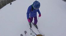 小男孩也是很胆大了，在滑雪场一点都不怕，看着就觉得不错！