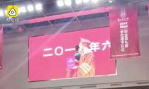 笑出鹅叫!博士小哥领毕业证拍完就走,校长原地懵了