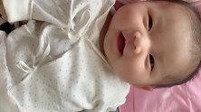 被这个小宝贝萌化了，妈妈让笑一个，配合的真是到位啊！
