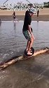 小伙水上玩滑板，落地那一瞬间迷倒万千少女