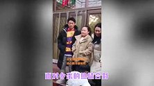 王宝强回农村过年被围观！打扮邋遢与村民合影，前妻马蓉生活曝光