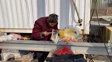 独自住在荒地的老人，经常吃了上顿没下顿，5块一碗的饭吃得真香